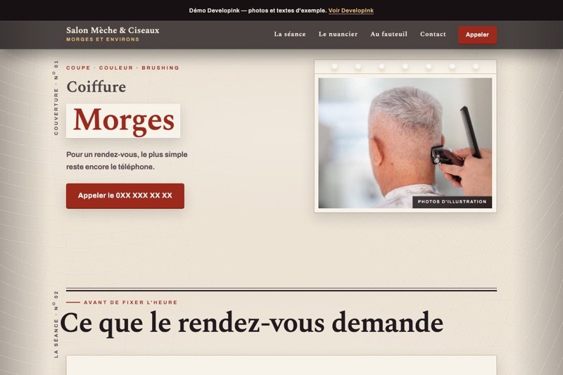 Site d'exemple d'un salon de coiffure : fond crème, grande typographie à empattements et photo d'une coupe au fauteuil